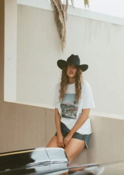 FAR MER No Vacancy Crew Tee
